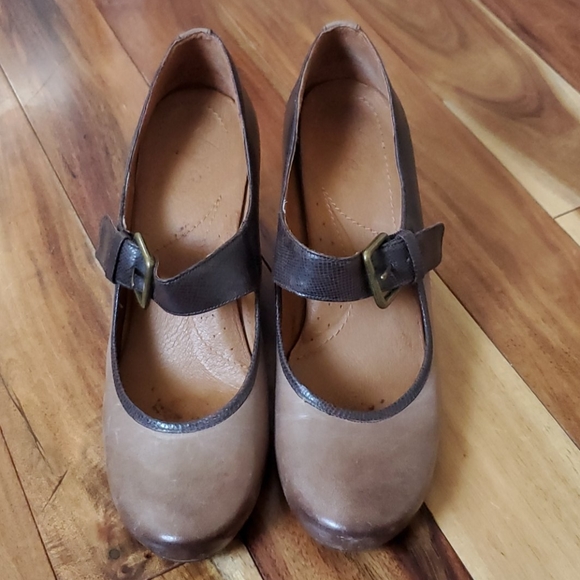 Naya Leather Wedges - Picture 2 of 5